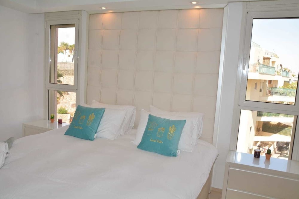 Renovated White 3BD next to Beach - Pool