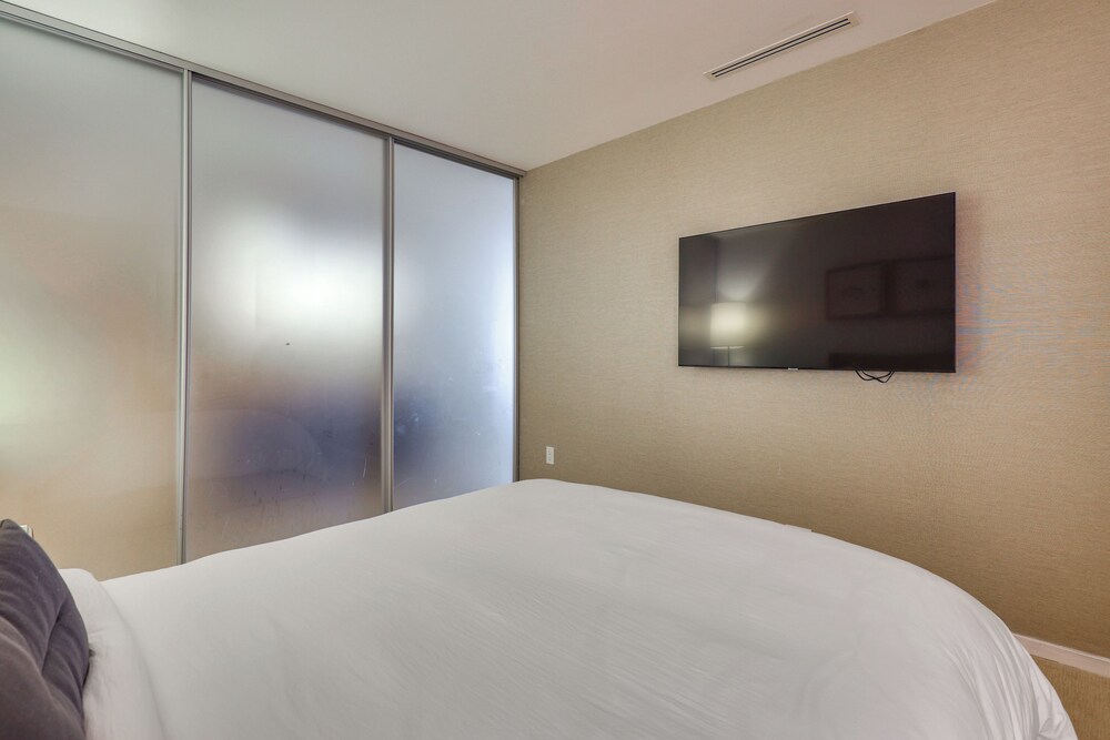 Luxe Beachfront Unit w/ Pool Access in Bal Harbour