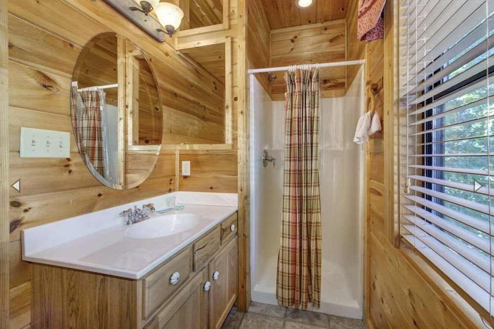 Knotty But Nice 4 Bedroom Home