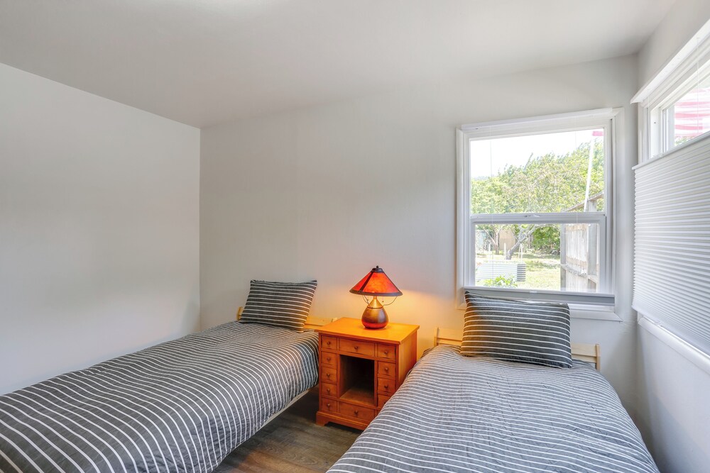 11 Mi to Arcata Bay: Home w/ Garden in Blue Lake!
