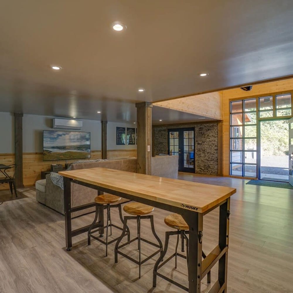 Jurassic Themed Adventure 4BR Home With Hot Tub