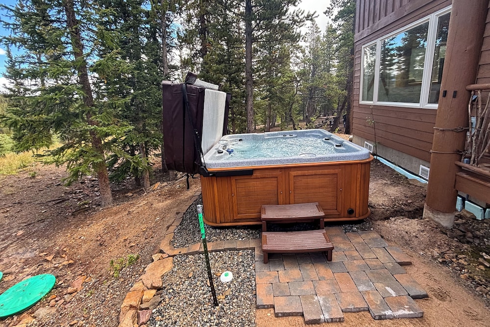 Hot Tub + Game Room: Fairplay Cabin Near Hiking