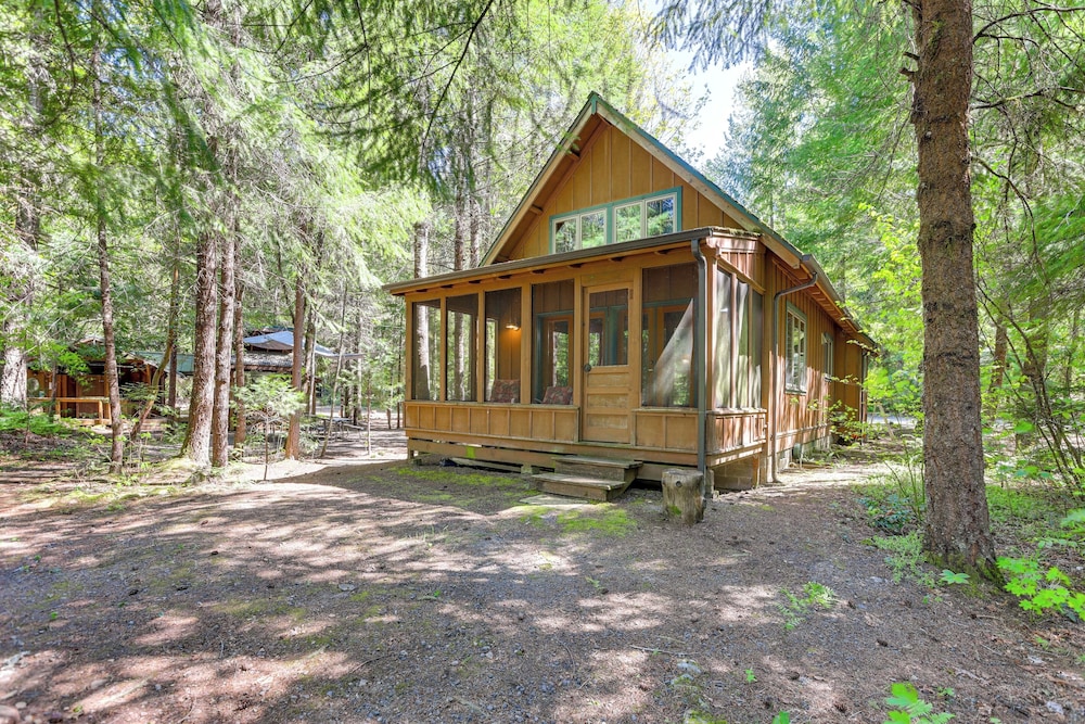 Nature-packed Mckenzie River Retreat w/ Trails!