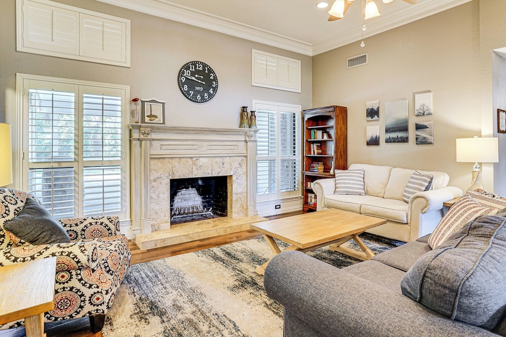 Patio & Yard: Family Home 12 Mi to At&t Stadium!