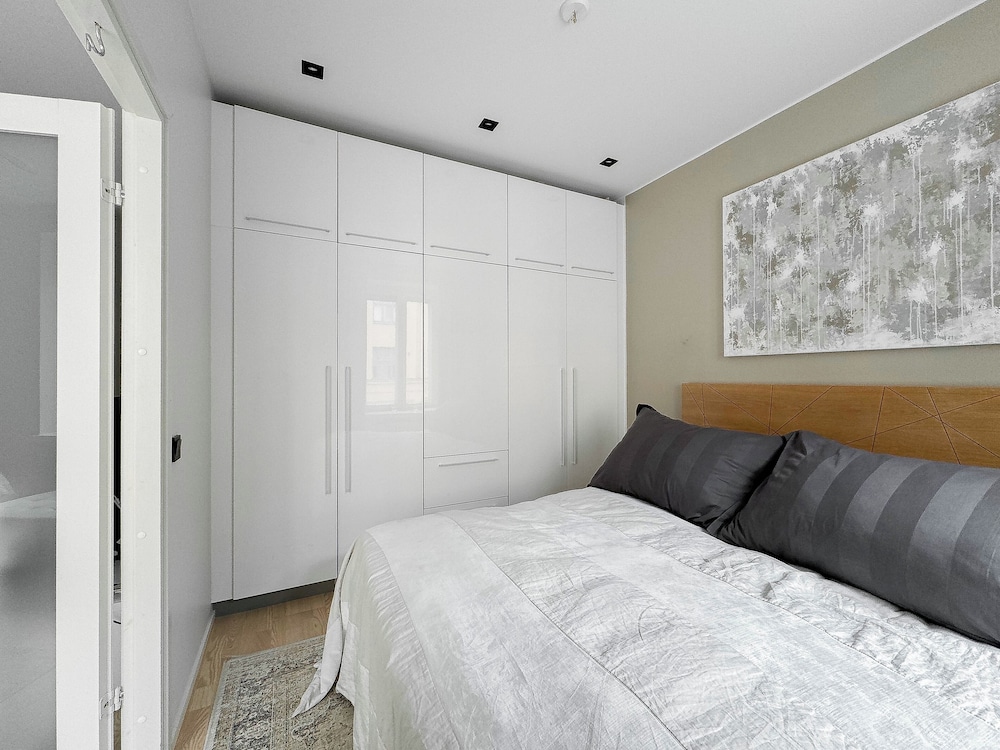 Stylish Downtown 2BR Flat with Sauna and Work Area
