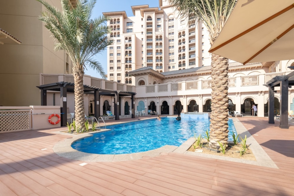 Stylish 1-bedroom Retreat With Pool in Vibrant Jumeirah Golf Estates