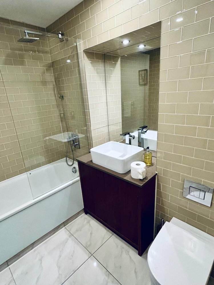 Studio Apartment w/ Balcony In Canary Wharf view 4