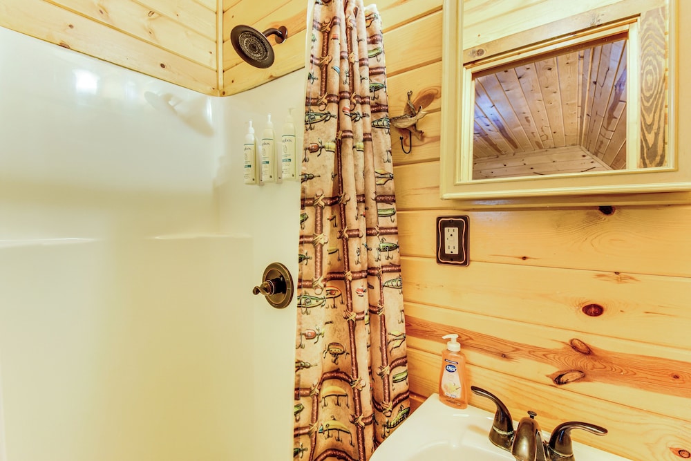 5 Mi to Unicoi State Park & Lake: Hot Tub Haven!