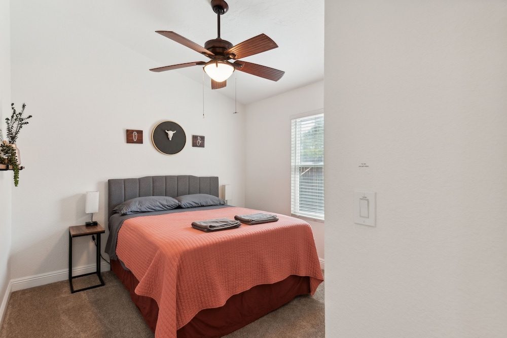 Beautifully Renovated Glendale Retreat 3 Bedroom Home by RedAwning