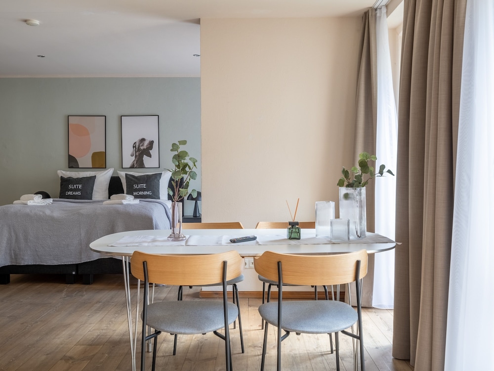 Schoenhouse Avenue by Limehome