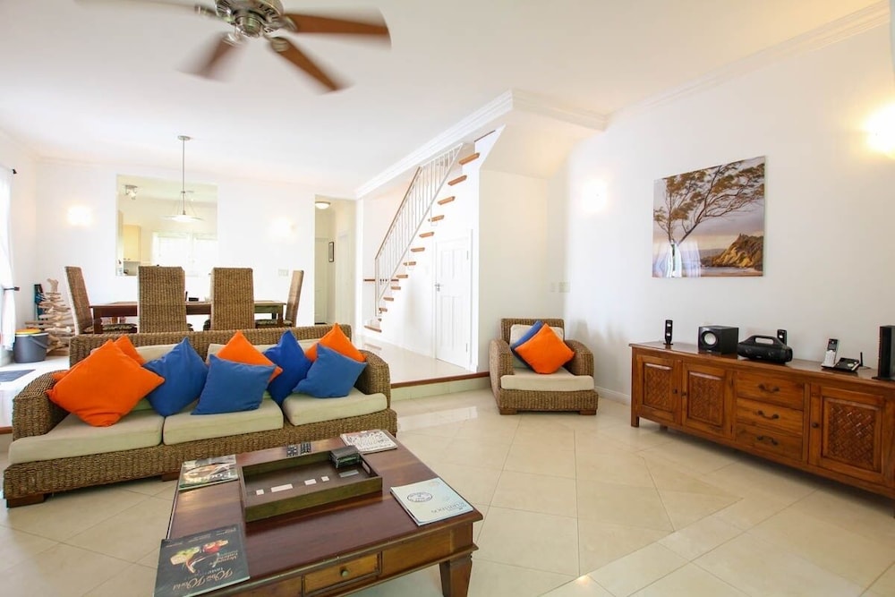 Large Townhouse with Plunge Pool, 3 mins from Beach - Turtle View 2 by BSL Rentals