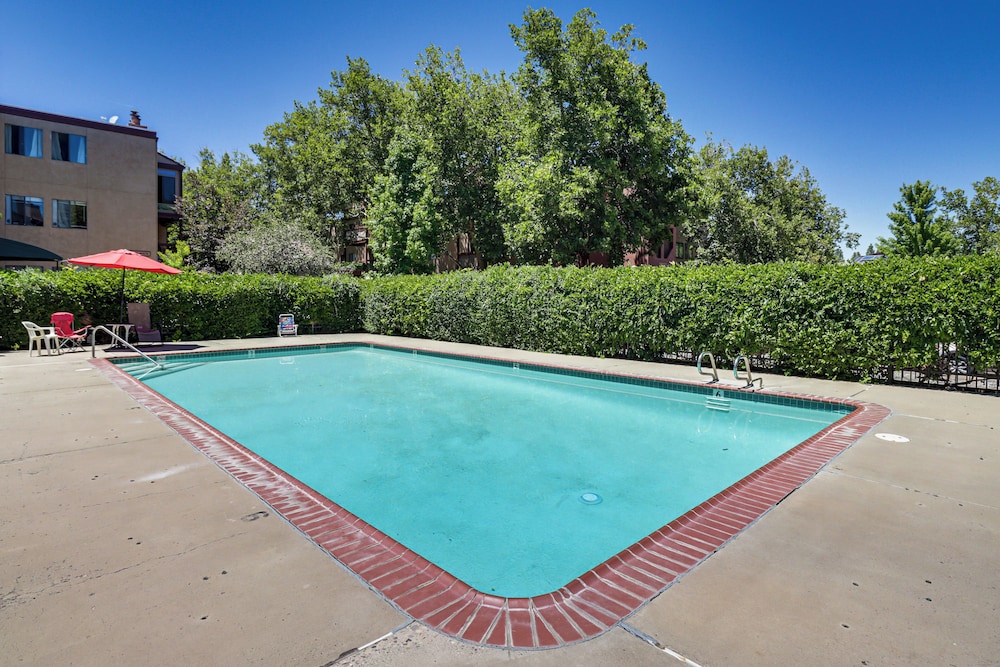 Walk to Virginia Lake: Reno Condo w/ Balcony!