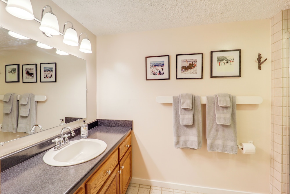 Walk to Ski Slopes: Sugar Mountain Unit w/ Balcony