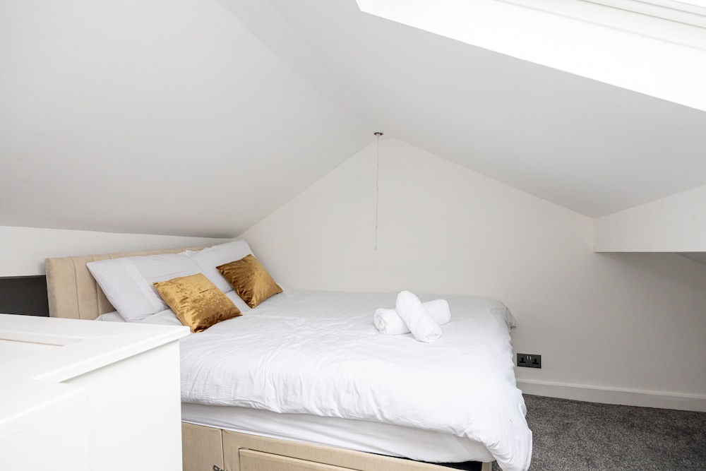Immaculate 3-bed House in Accrington view 3