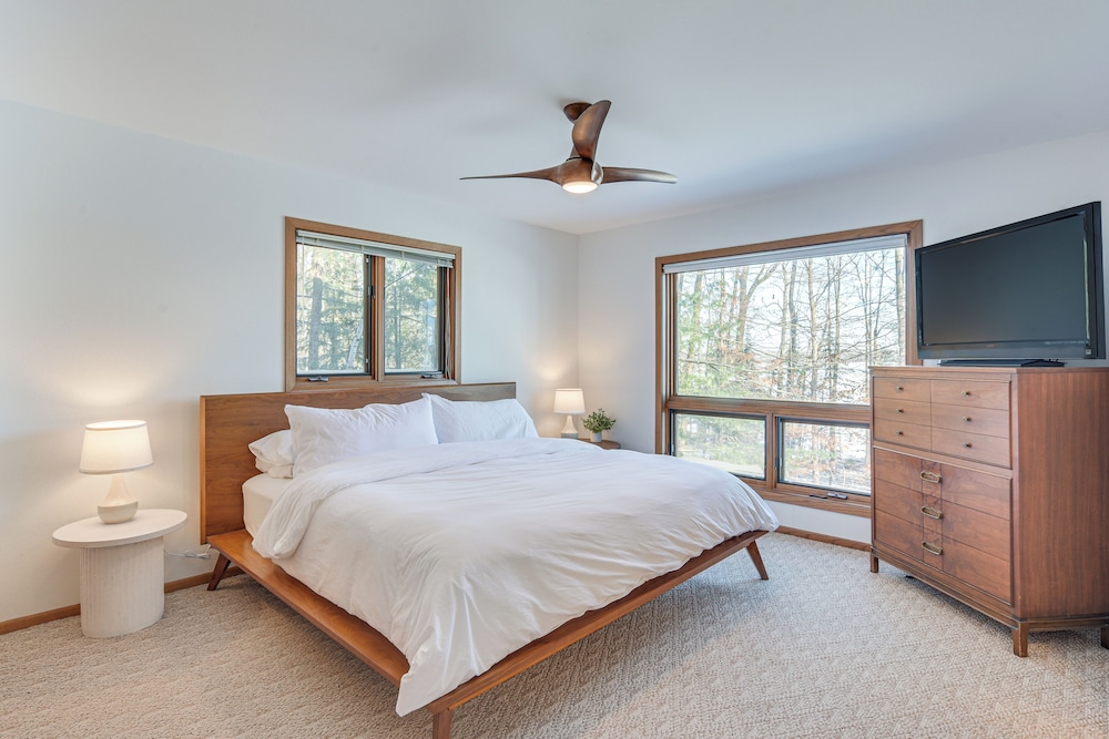 Boat Dock, Full Gym: Waterfront Nelson Lake Gem!