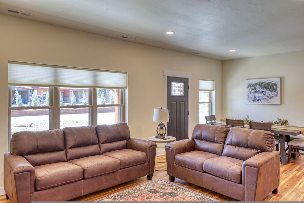 Gold Mining Condo King Bed Modern Comforts
