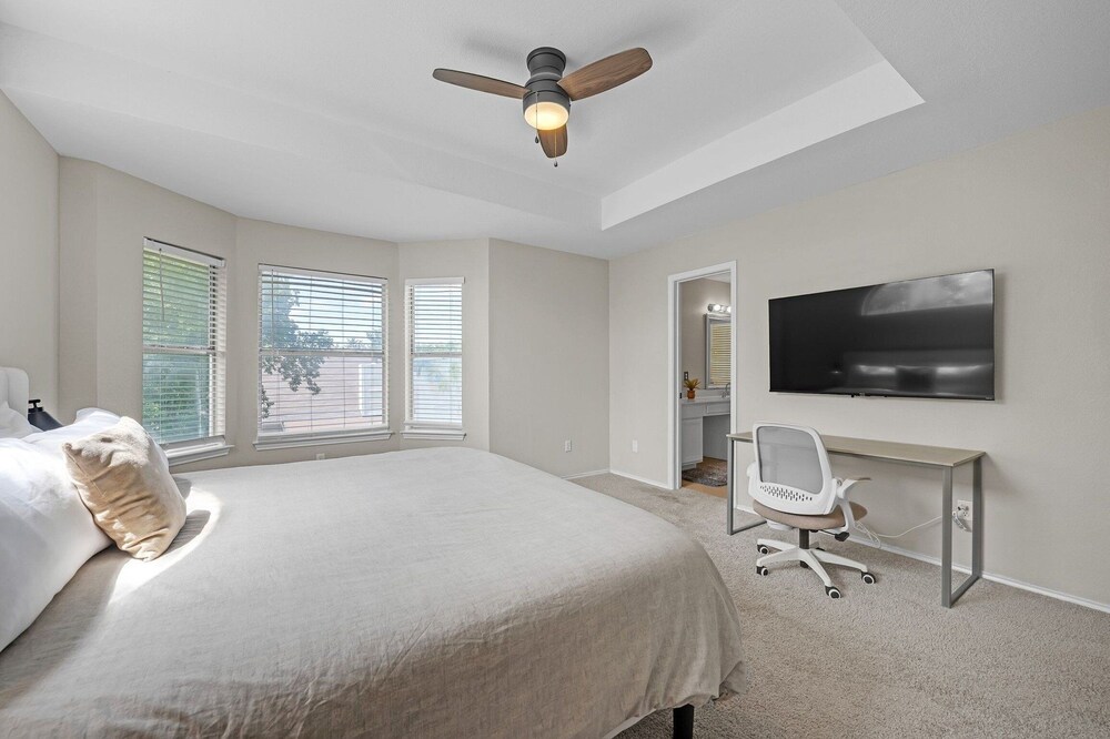 Modern 4br Gem Chic Comfort In Austin 4 Bedroom Home