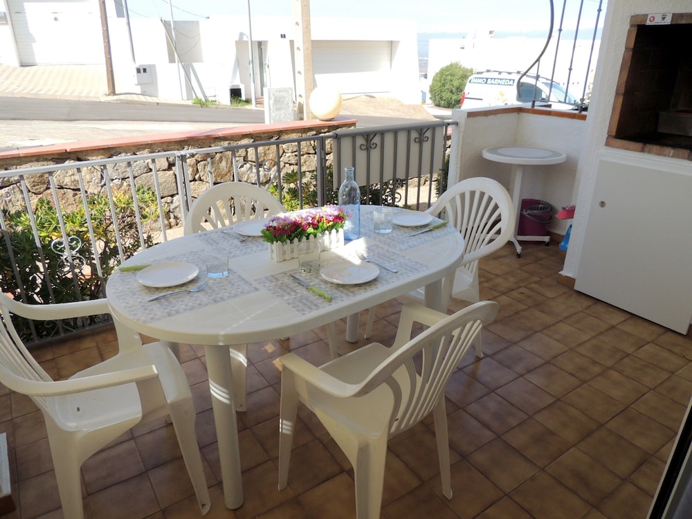 Apartment by Roses Beach With Pool
