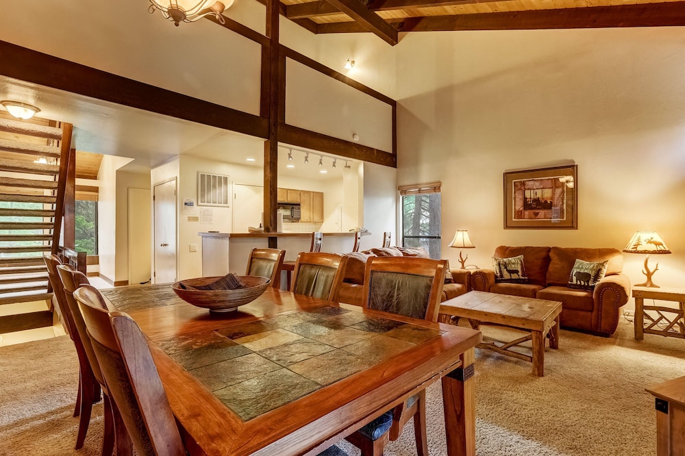 Lakeland Village - Walk to the Beaches of Lake Tahoe!