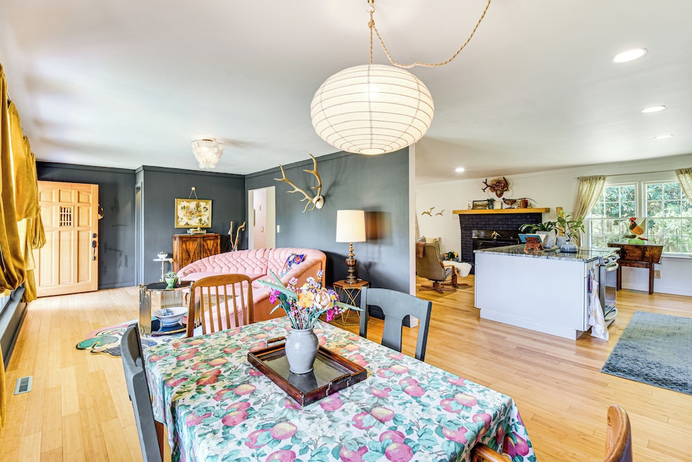5 Mi to Lake Keowee: Stylish Salem Home w/ Yard!