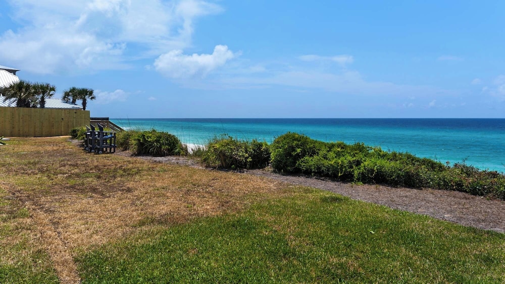2BR Beachfront Townhome w/ Beach Service + Free Attraction Tickets!
