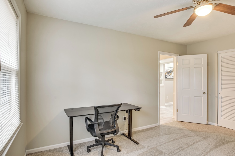 3 Mi to Dtwn Fayetteville: Home w/ Pool Table
