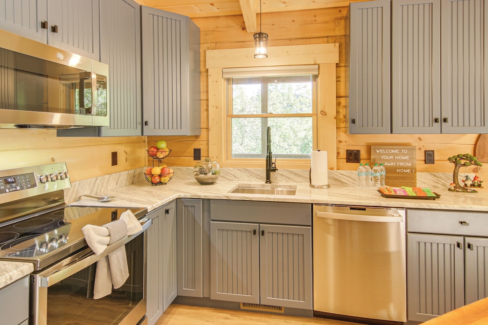 Amazing Waterfall! New Scenic Black Mtn Log Cabin
