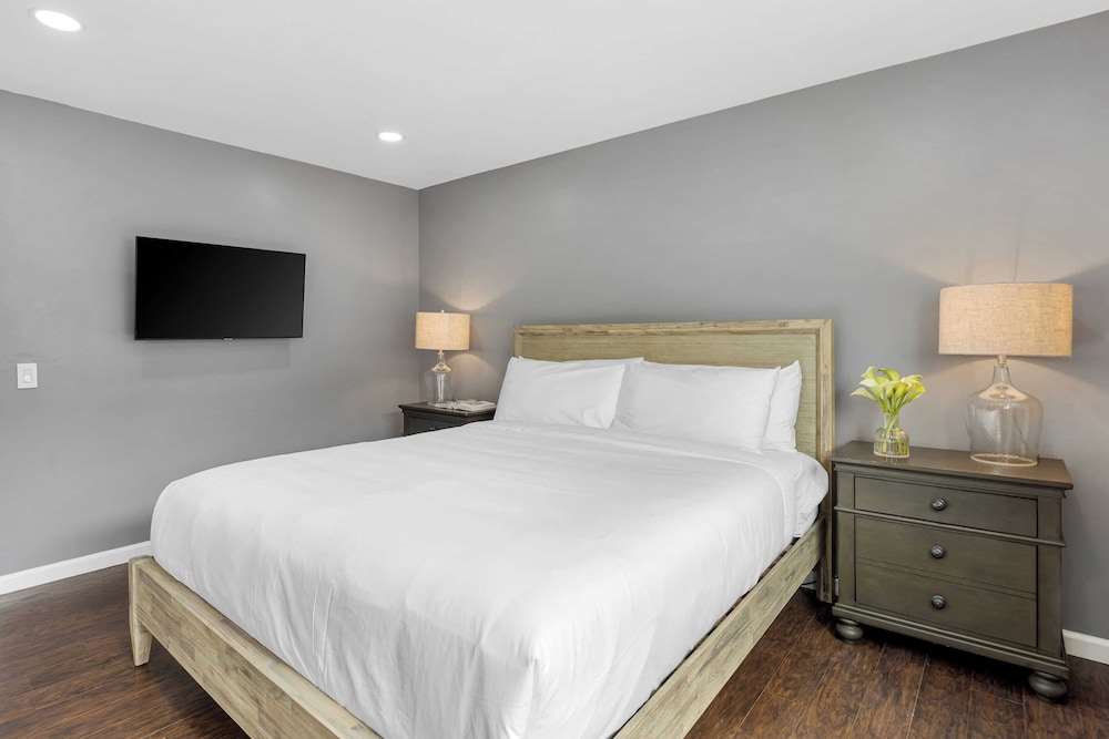 Topside Newport Rooftop Balcony + Ocean Views + Walk to Pier, Marina Village