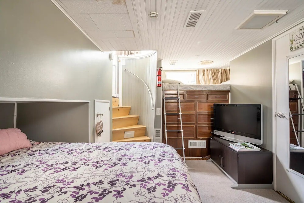 62' Yacht M/v Possibilities On Wide Private Canal 3 Bedroom Houseboat
