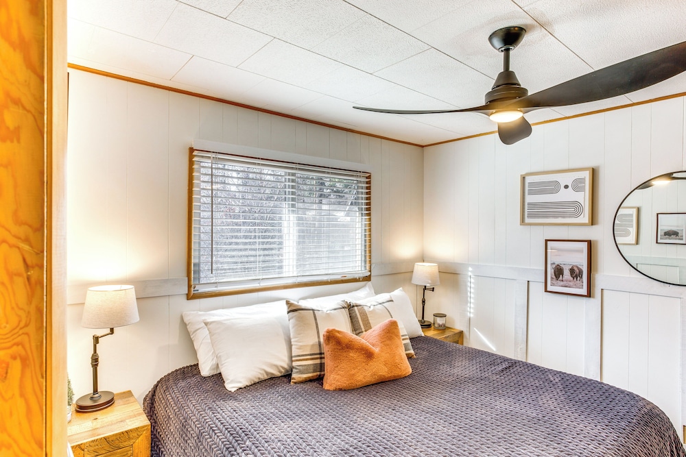 2 Mi to Big Bear Mtn Resort: Cabin w/ Updated Deck
