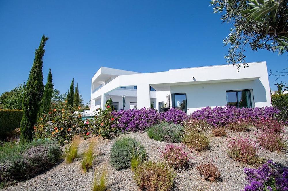 Casa Blanca Magnificent 4 Bedroom Villa With MOD