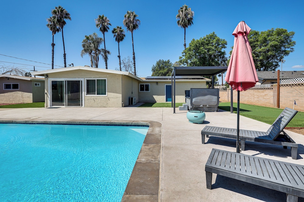 Modern Gem w/ Outdoor Oasis: 5 Mi to Lake Jennings