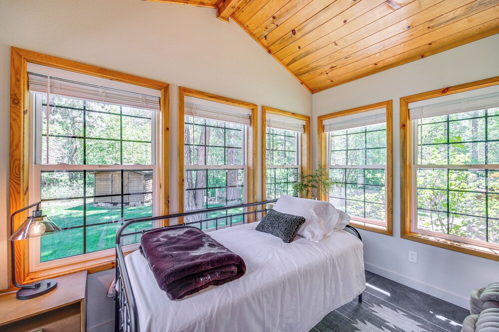 Luxury Cabin on Naches River, Near Mount Rainier!