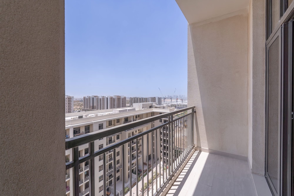 Stunning 1 BR With Pool View in Rawda Apartments