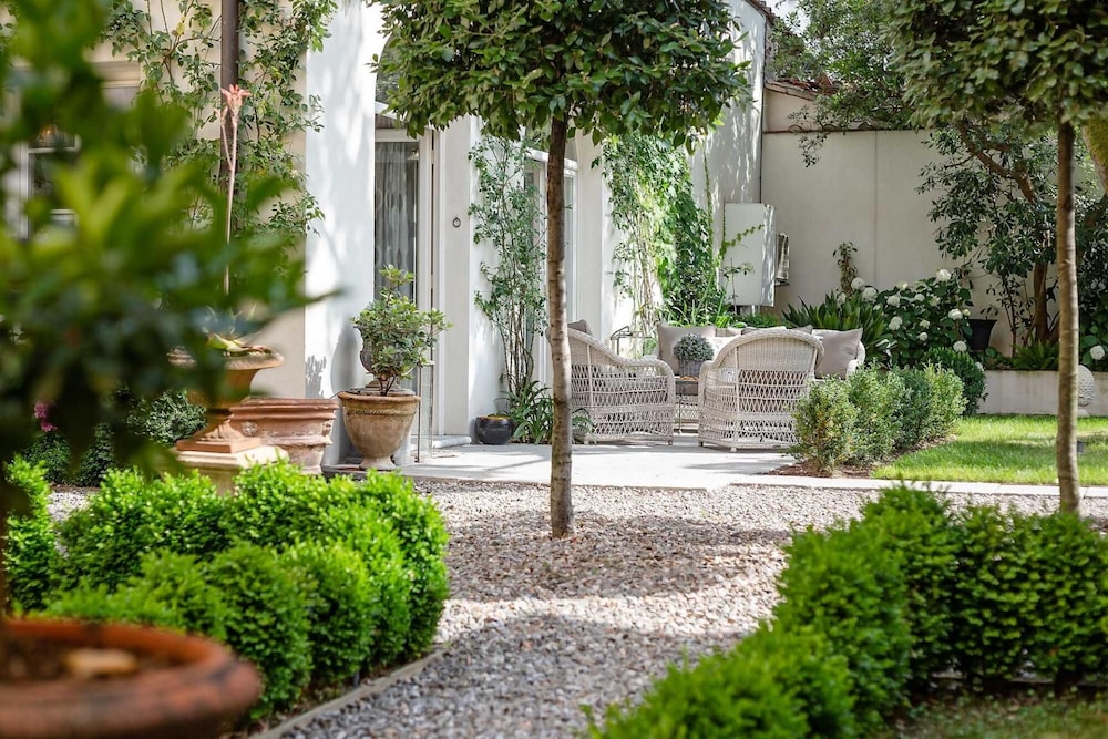 La Casina in Lucca With 2 Bedrooms and 3 Bathrooms view 2
