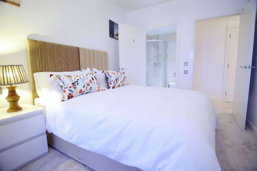 Near Excel - Wifi - Parking - Pets - Sleeps 5