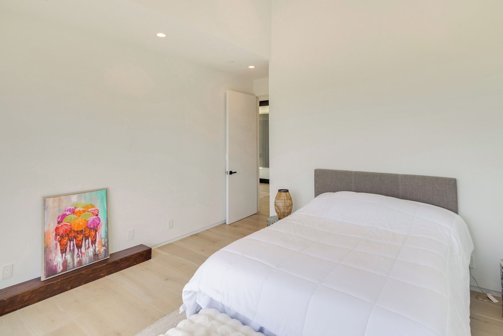 1 Mi to Point Dume: Mtn-view Escape w/ Patio!
