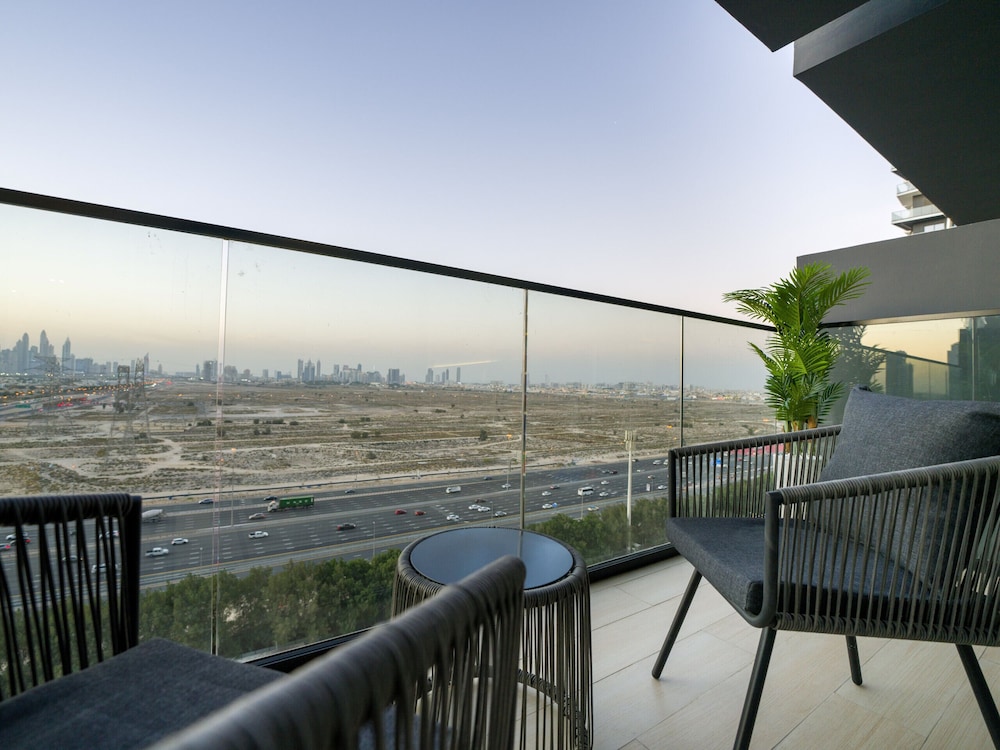 Easygo- Stylish 1bdr Binghatti Corner