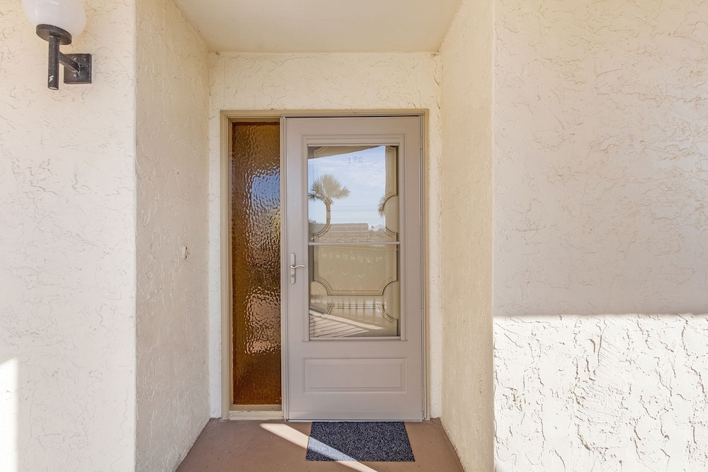 Bay Village 126: Charming Beachfront 2br/2ba Condo W/ Balcony 2 Bedroom Condo
