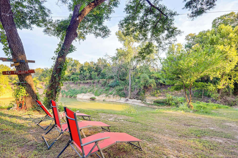 Private Pool: Fun Riverfront Retreat in Hamilton!