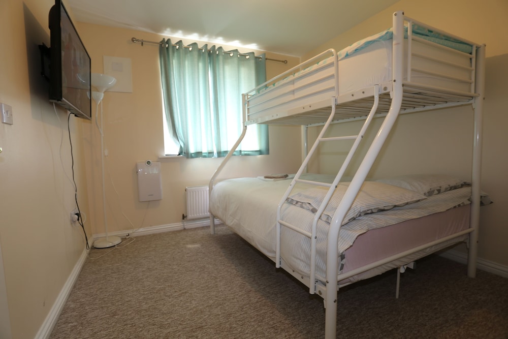 Beautiful 4 beds Hillview House