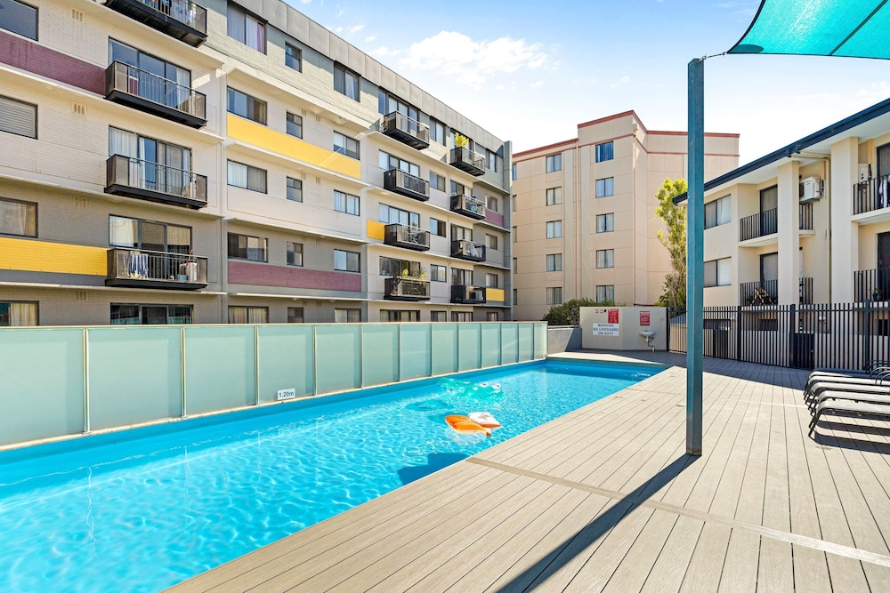 Modern 2BR Pool Gym Parking