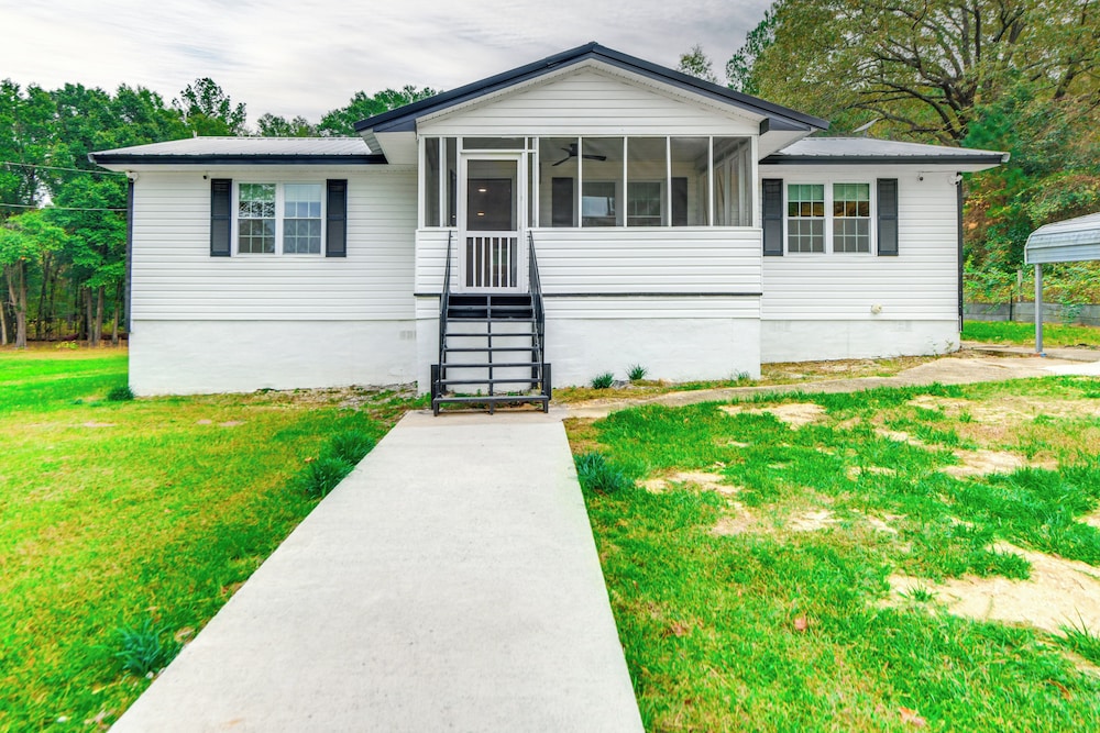 5 Mi to Victoryland Casino: Secluded Home w/ Deck!