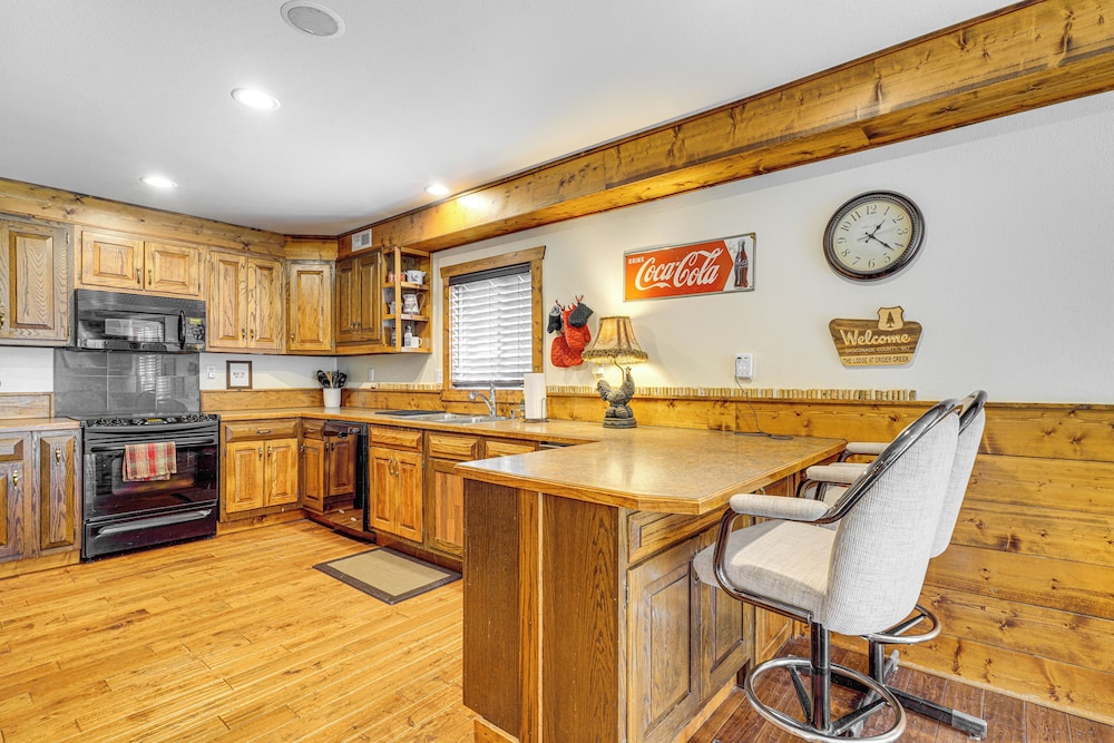 'the Lodge at Crider Creek' Getaway on 140 Acres!