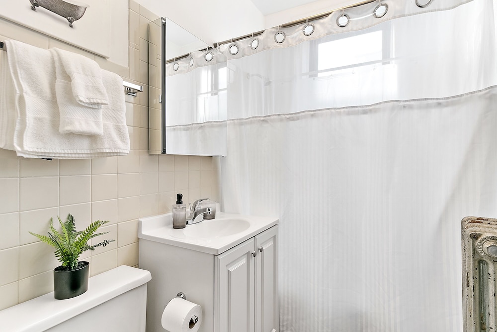 Welcoming & Trendy 1BR Apt in Larchmont - Image 4