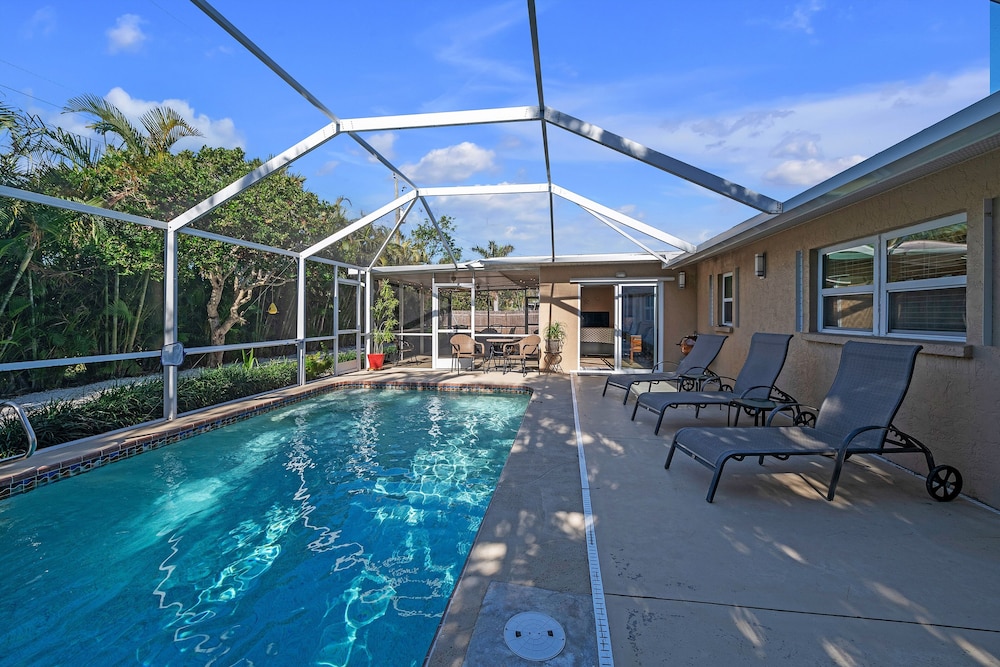 Comfy Home W/ Heated Pool Near Siesta Key Beach 2 Bedroom Home