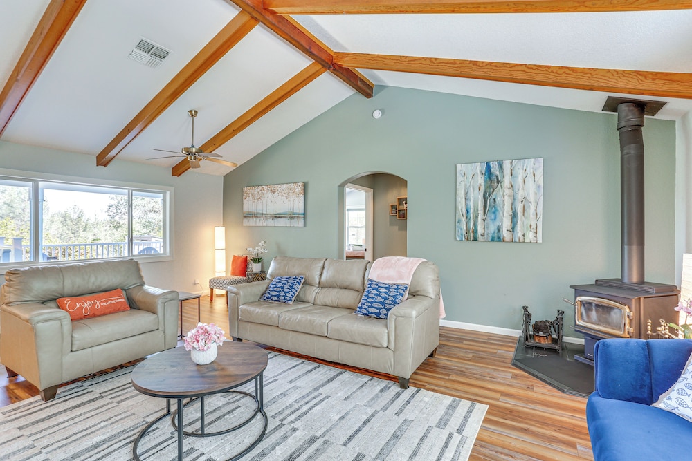 8-acre Retreat: Pool & Stunning Mt Lassen View!