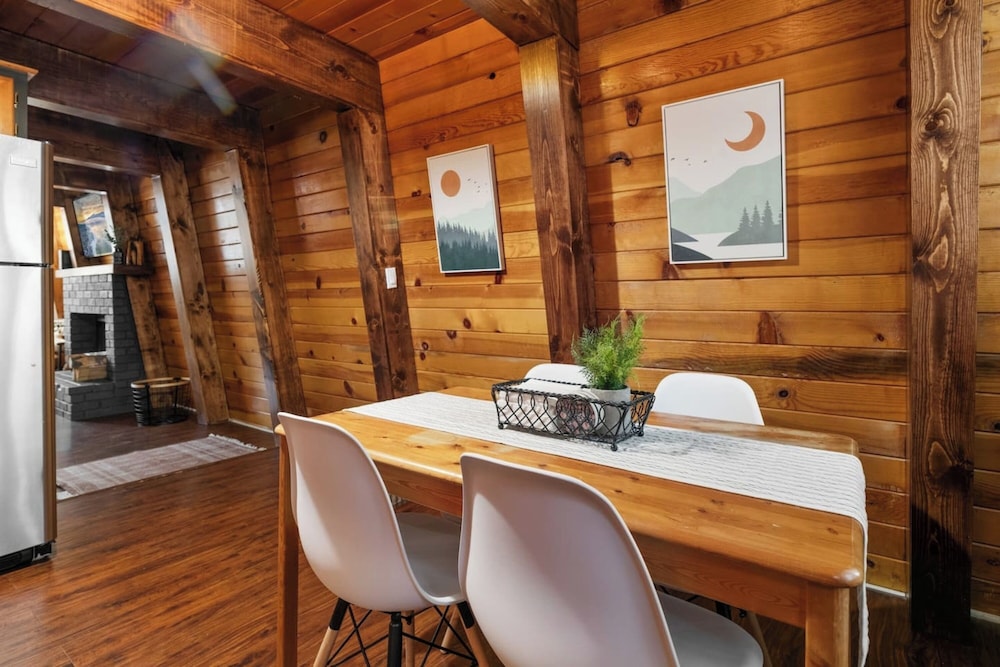 Moonridge Manor Cozy Retreat with Hottub