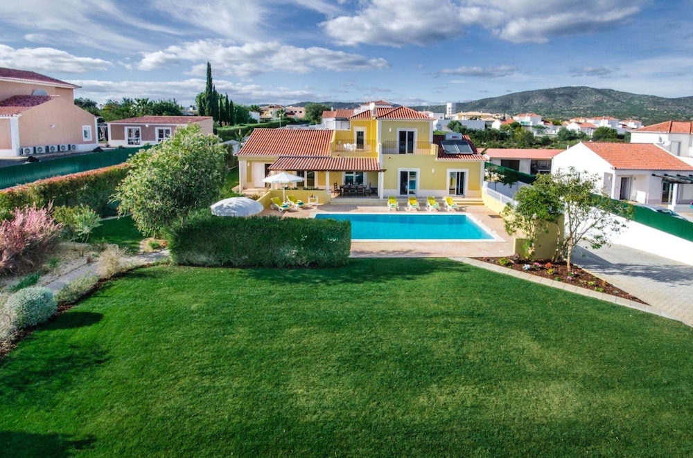 Amapola in Quelfes With 4 Bedrooms and 4 Bathrooms