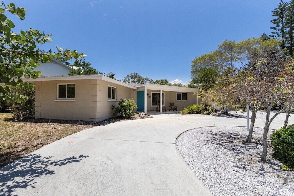 Dock Of The Bay 2 Bedroom Home by RedAwning view 4